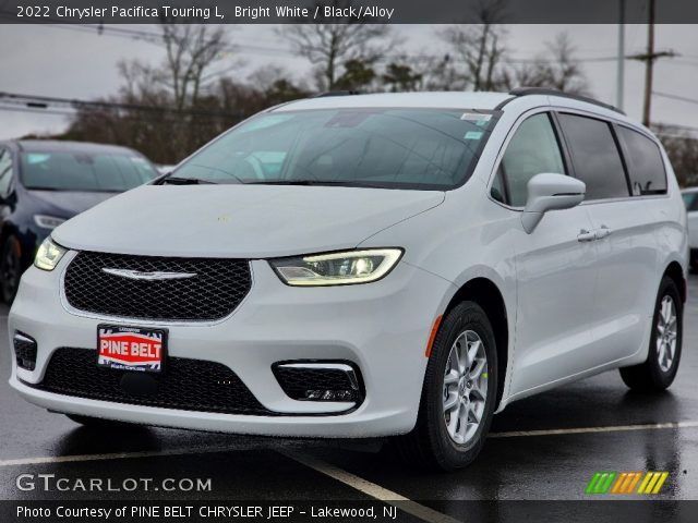 2022 Chrysler Pacifica Touring L in Bright White