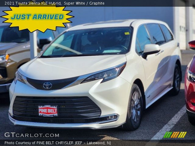 2021 Toyota Sienna XLE Hybrid in Super White