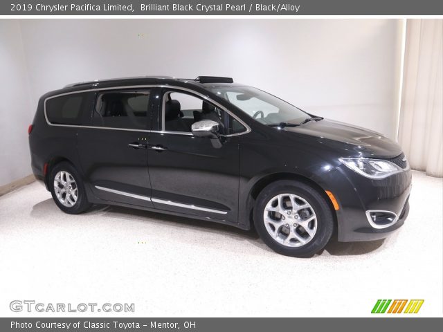 2019 Chrysler Pacifica Limited in Brilliant Black Crystal Pearl