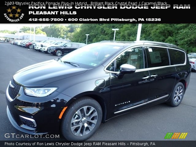 2023 Chrysler Pacifica Pinnacle Plug-In Hybrid in Brilliant Black Crystal Pearl