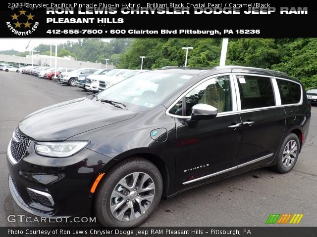 2023 Chrysler Pacifica Pinnacle Plug-In Hybrid in Brilliant Black Crystal Pearl