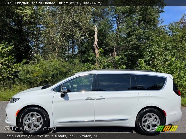 2023 Chrysler Pacifica Limited in Bright White