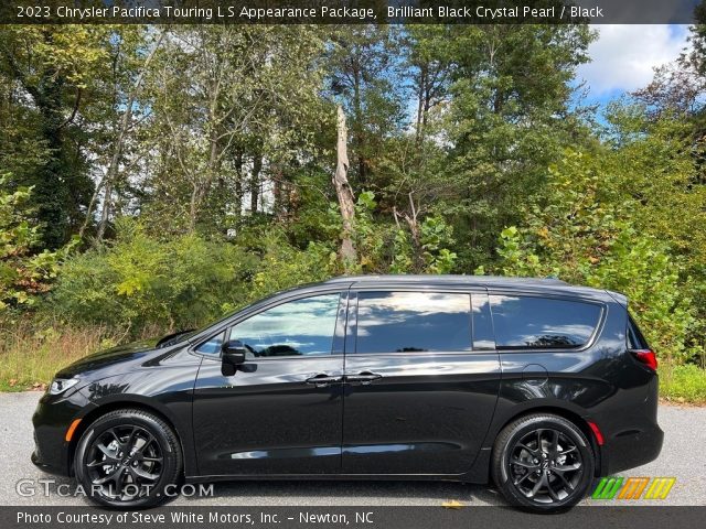 2023 Chrysler Pacifica Touring L S Appearance Package in Brilliant Black Crystal Pearl