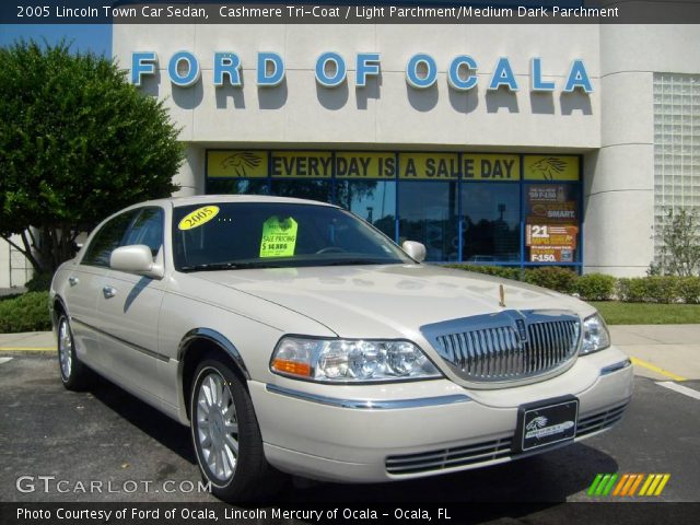 2005 Lincoln Town Car Sedan in Cashmere Tri-Coat