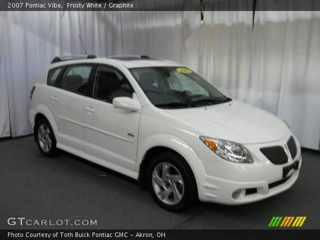 2007 Pontiac Vibe  in Frosty White