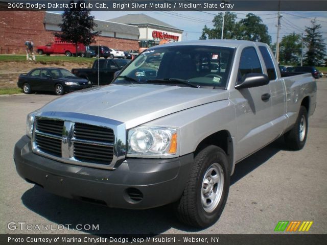 2005 Dodge Dakota ST Club Cab in Bright Silver Metallic