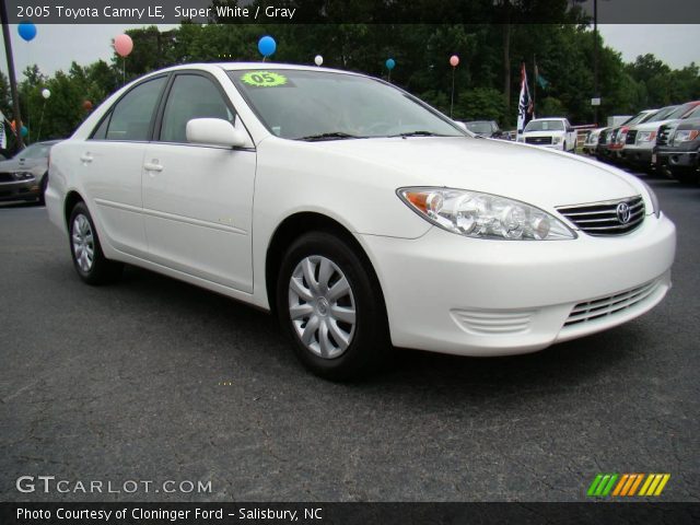 2005 Toyota Camry LE in Super White