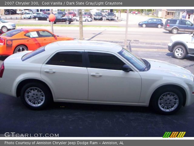 2007 Chrysler 300  in Cool Vanilla