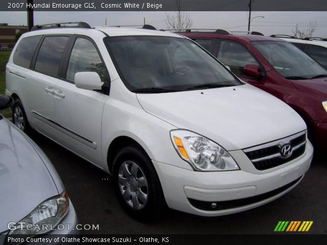 2007 Hyundai Entourage GLS in Cosmic White
