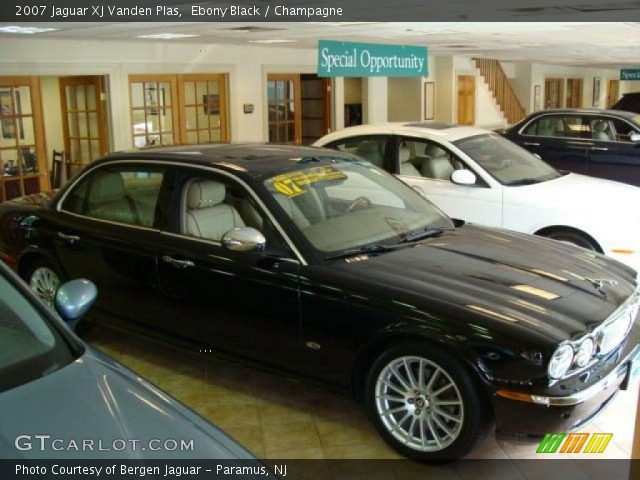 2007 Jaguar XJ Vanden Plas in Ebony Black