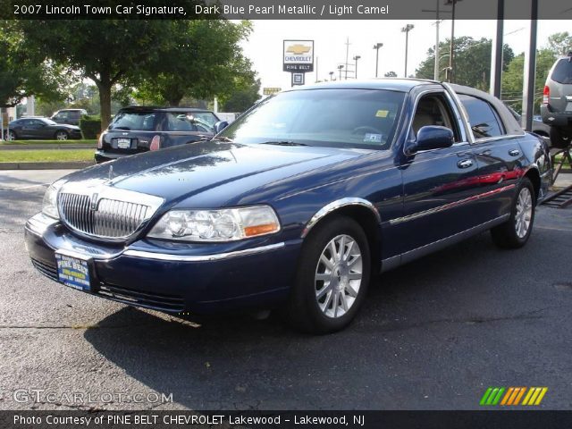 2007 Lincoln Town Car Signature in Dark Blue Pearl Metallic