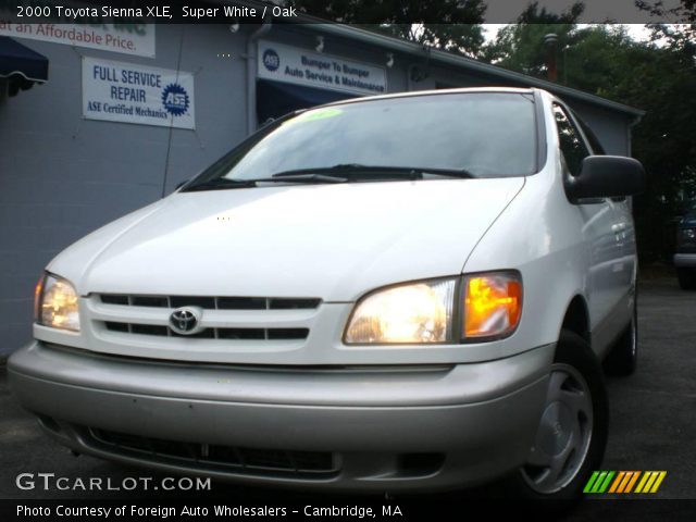 2000 Toyota Sienna XLE in Super White