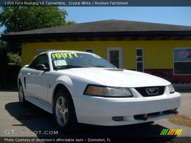 2000 Ford Mustang V6 Convertible in Crystal White