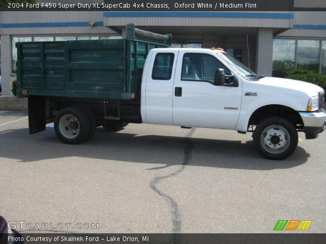 2004 Ford F450 Super Duty XL SuperCab 4x4 Chassis in Oxford White