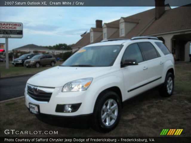 2007 Saturn Outlook XE in Cream White