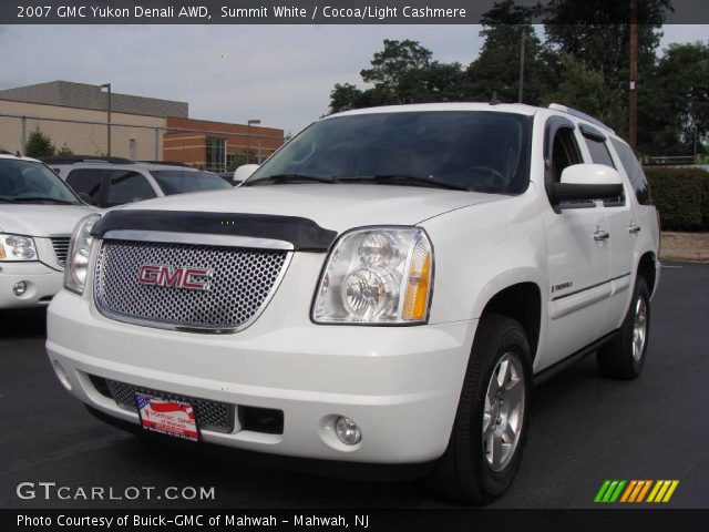 2007 GMC Yukon Denali AWD in Summit White