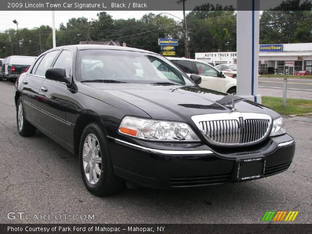 2009 Lincoln Town Car Signature L in Black
