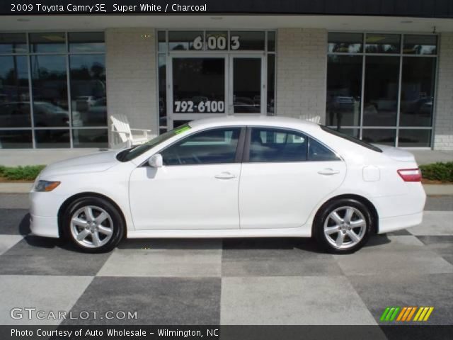 2009 Toyota Camry SE in Super White