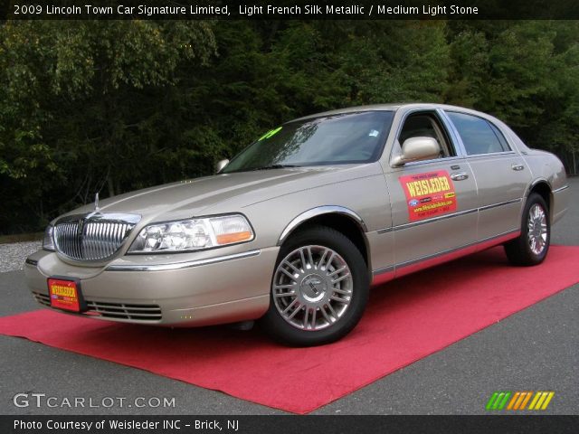 2009 Lincoln Town Car Signature Limited in Light French Silk Metallic