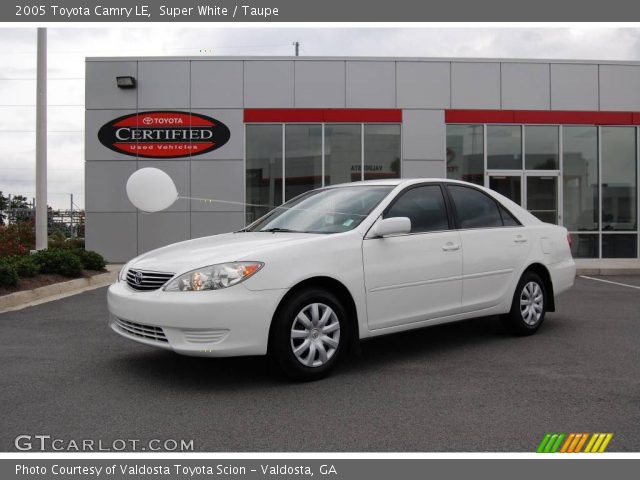 2005 Toyota Camry LE in Super White