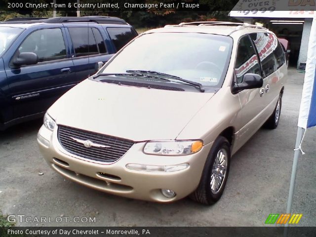 2000 Chrysler Town & Country Limited in Champagne Pearl