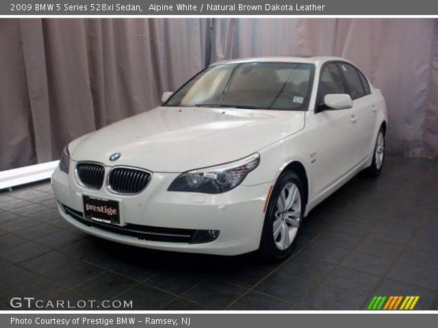 2009 BMW 5 Series 528xi Sedan in Alpine White