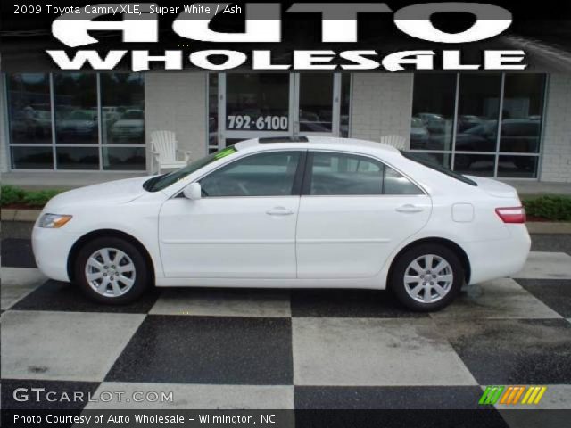 2009 Toyota Camry XLE in Super White
