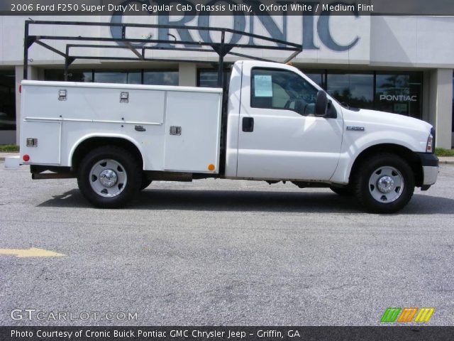 2006 Ford F250 Super Duty XL Regular Cab Chassis Utility in Oxford White