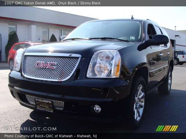 2007 GMC Yukon Denali AWD in Onyx Black