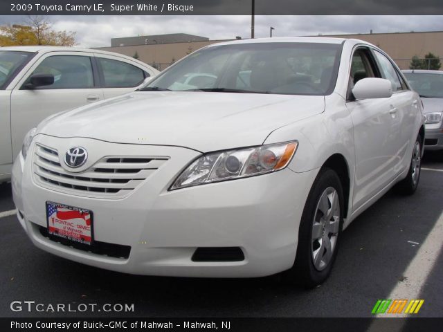 2009 Toyota Camry LE in Super White