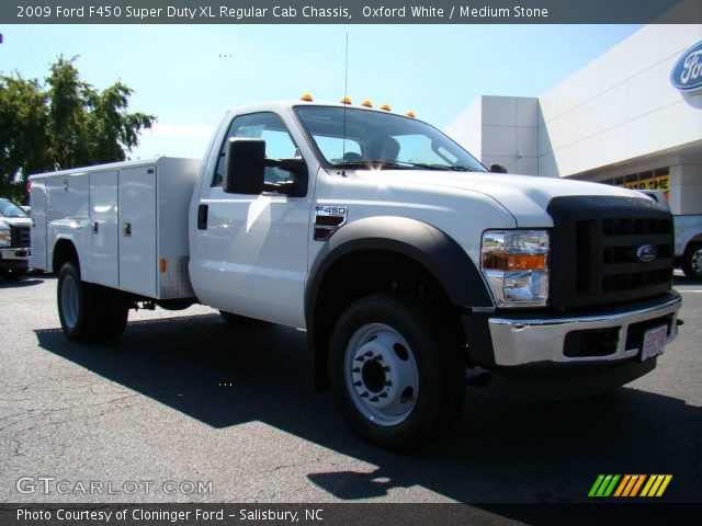 2009 Ford F450 Super Duty XL Regular Cab Chassis in Oxford White
