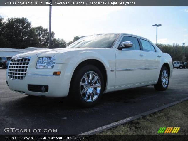 2010 Chrysler 300 Touring in Cool Vanilla White