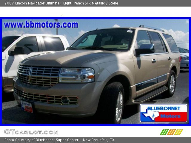 2007 Lincoln Navigator Ultimate in Light French Silk Metallic