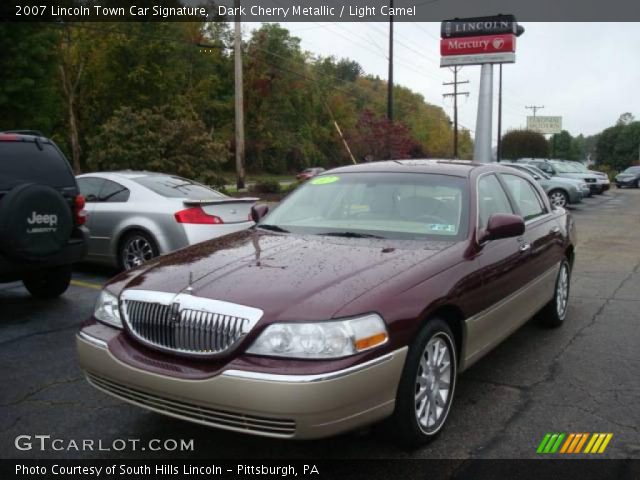 2007 Lincoln Town Car Signature in Dark Cherry Metallic