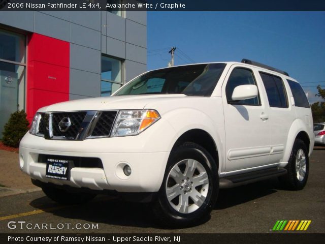 2006 Nissan Pathfinder LE 4x4 in Avalanche White