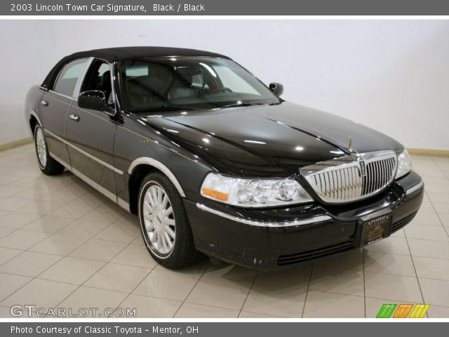 2003 Lincoln Town Car Signature in Black
