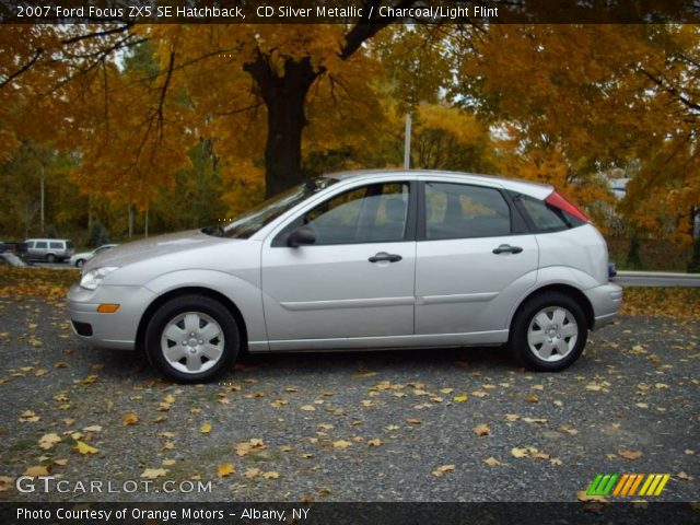 2007 Ford Focus ZX5 SE Hatchback in CD Silver Metallic