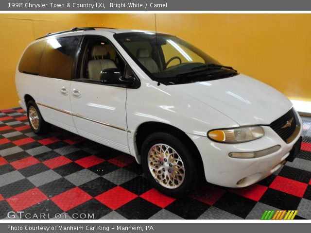 1998 Chrysler Town & Country LXi in Bright White