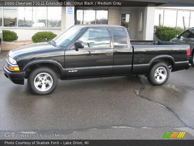 2000 Chevrolet S10 LS Extended Cab in Onyx Black