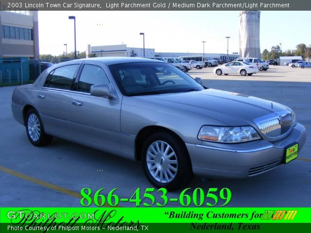 2003 Lincoln Town Car Signature in Light Parchment Gold