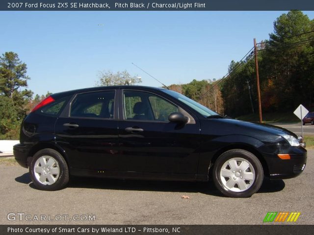 2007 Ford Focus ZX5 SE Hatchback in Pitch Black