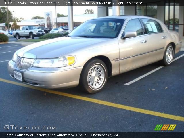 1999 Lincoln Town Car Signature in Light Parchment Gold Metallic