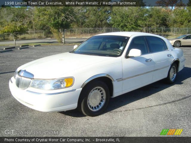 1998 Lincoln Town Car Executive in White Pearl Metallic