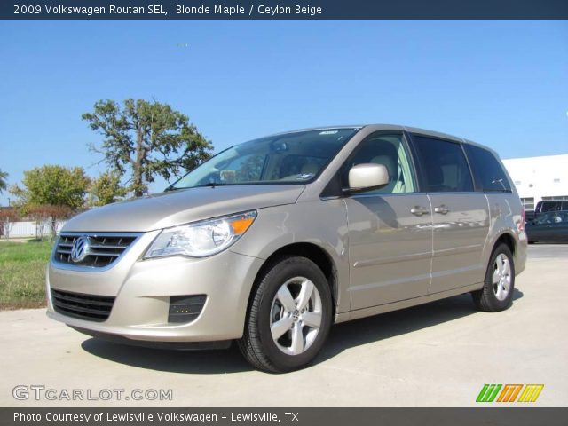 2009 Volkswagen Routan SEL in Blonde Maple