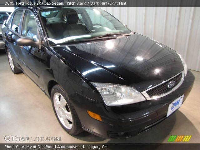 2005 Ford Focus ZX4 SES Sedan in Pitch Black