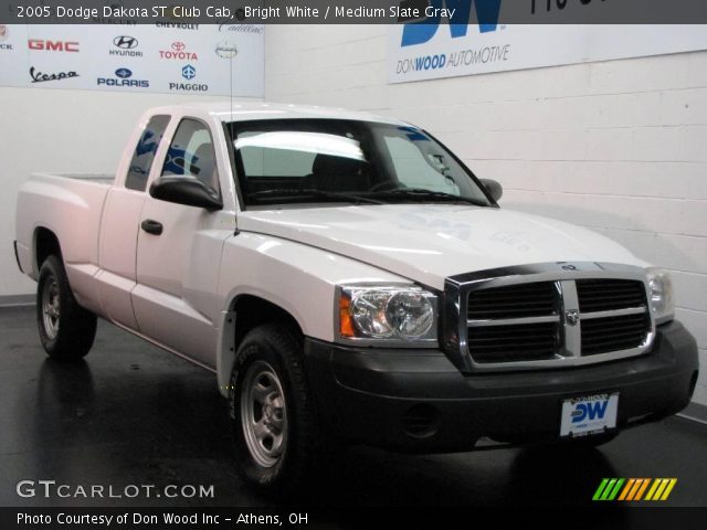2005 Dodge Dakota ST Club Cab in Bright White