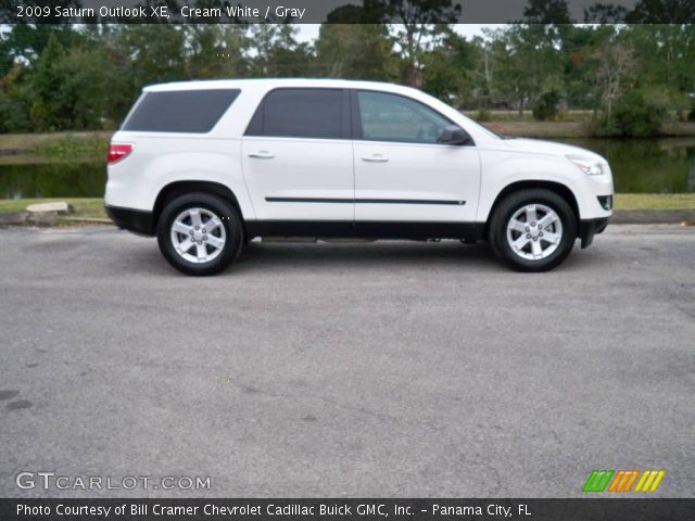 2009 Saturn Outlook XE in Cream White