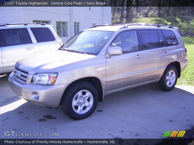 2007 Toyota Highlander  in Sonora Gold Pearl