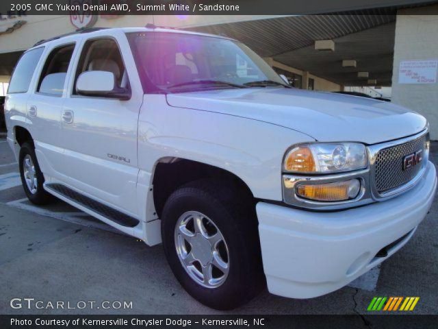 2005 GMC Yukon Denali AWD in Summit White