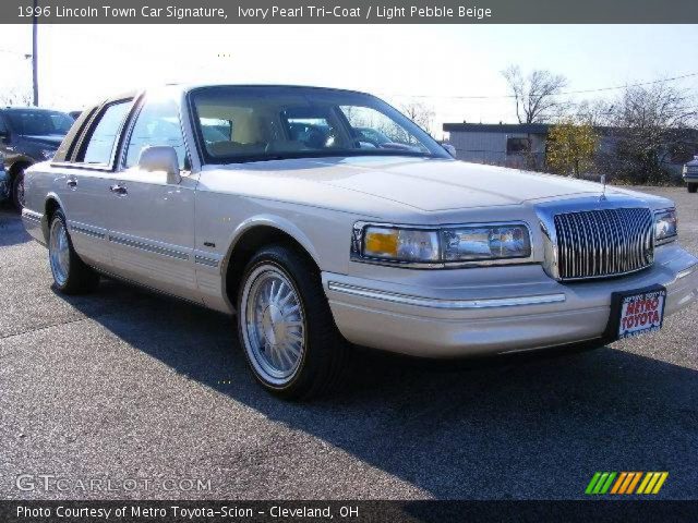 1996 Lincoln Town Car Signature in Ivory Pearl Tri-Coat